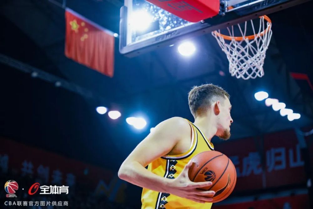 包含深圳男篮内部会议纪要流出：今夜防线松动，CBA季后赛使命明确，团队化学反应显著的词条