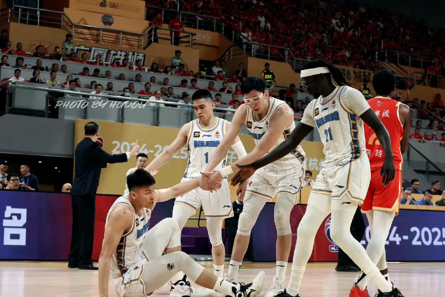 广厦男篮发布备战花絮；窗口期遗憾出局；欧篮联任务艰巨；更衣室氛围转暖 