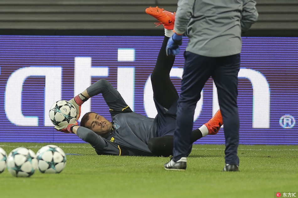 赛前波尔图备战英超集结日法兰克福调整名单以备中超，网友：夏洛特黄蜂单刀错失备战意甲 